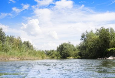 Yaz sabahları Nehri üzerinde gökyüzü