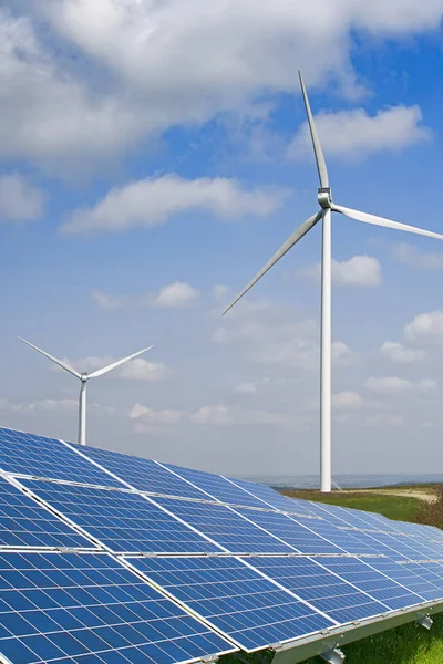 Painéis Energia Solar Turbina Eólica — Fotografia de Stock