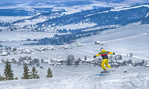 Snowboarder Springen Door Lucht Met Diep Blauwe Lucht Achtergrond — Stockfoto