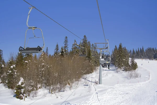 Skiërs Lift Bergen — Stockfoto