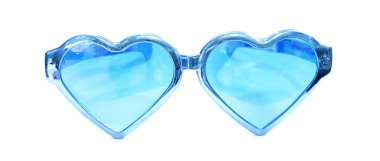 beyaz izole kalp şeklinde mavi gözlük