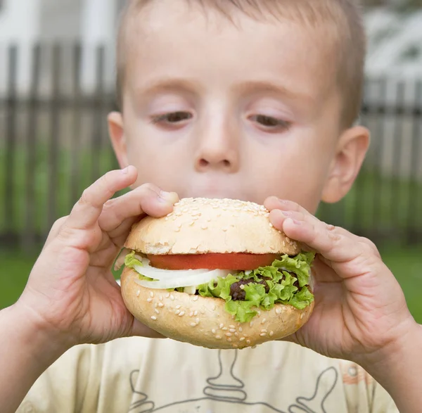 Chico Come Hamburguesa Primer Plano — Foto de Stock