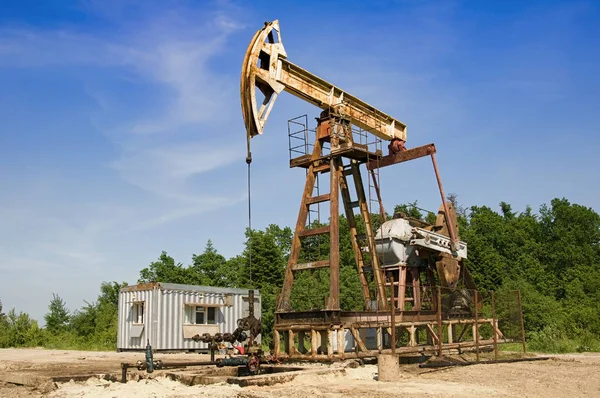 Нефтяной Насос Фоне Гор — стоковое фото