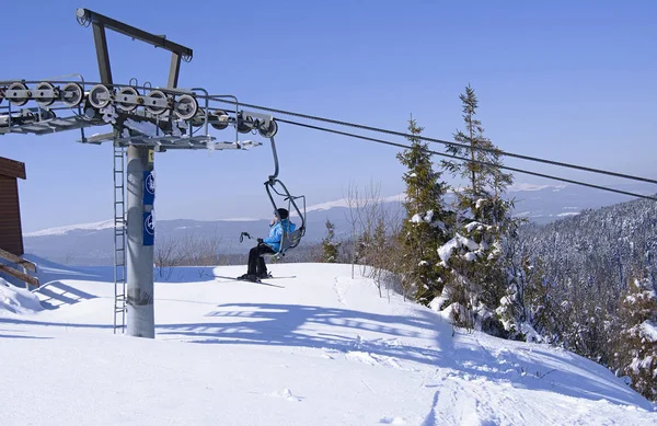 Síelők Lift Hegységben Zár Megjelöl — Stock Fotó