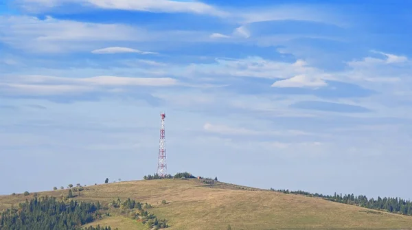 白い雲と青い空の山の背景と携帯電話の通信塔 — ストック写真