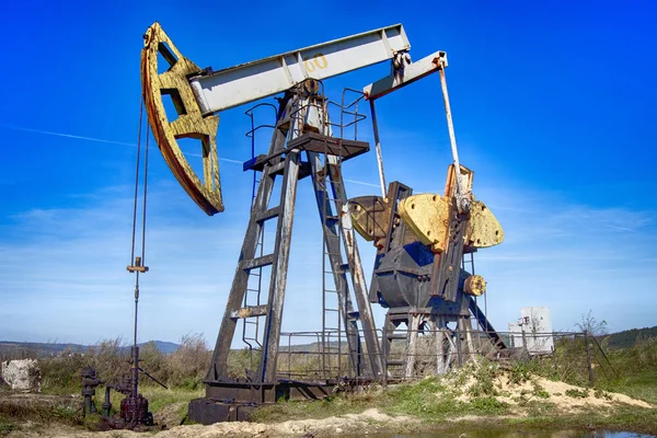 Нефтяной Насос Фоне Гор — стоковое фото