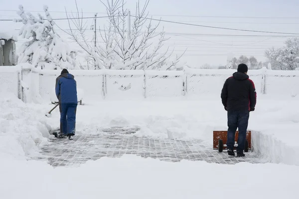 Trabajadores Con Una Pala Limpia Nieve Invierno — Foto de Stock