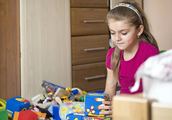 Ragazza Felice Bambino Giocare Con Blocchi Divertirsi — Foto Stock