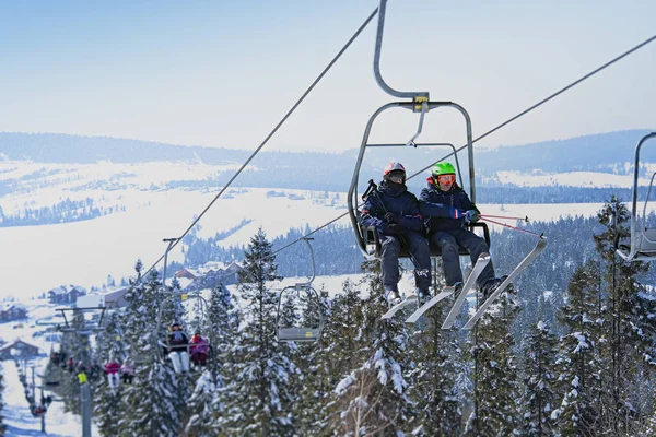 Skiërs Lift Bergen Close — Stockfoto