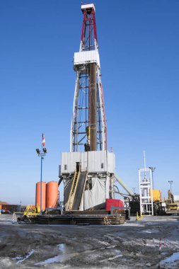 Bir petrol ve gaz alan bir sondaj teçhizat ile derin bir kuyu sondaj
