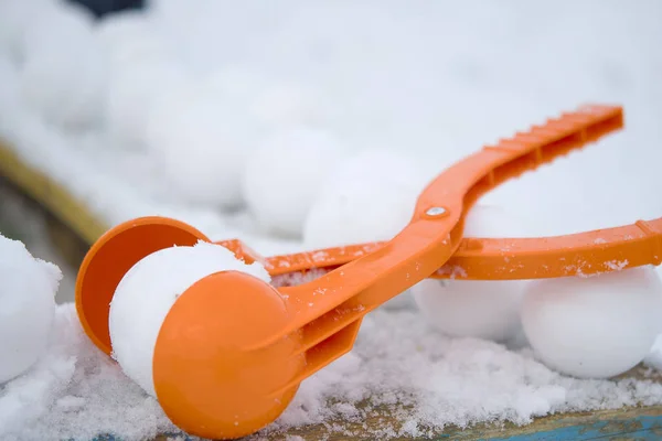 Snöbollar Med Snöboll Maker Barnspel För Vinter Med Snö Snöbollar — Stockfoto