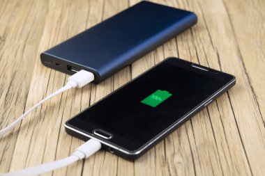 Enerji banka ile şarj telefon. Alan derinliği güç bankadır