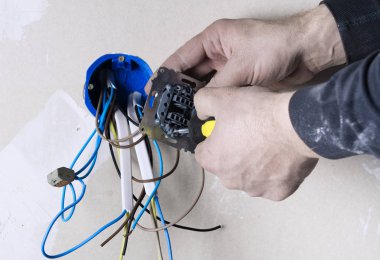 Elektrikçi Teknisyen adlı eser sopa