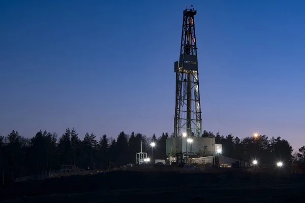 Petróleo bem à noite — Fotografia de Stock