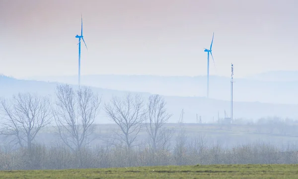 Wind turbine in mountain — Stockfoto