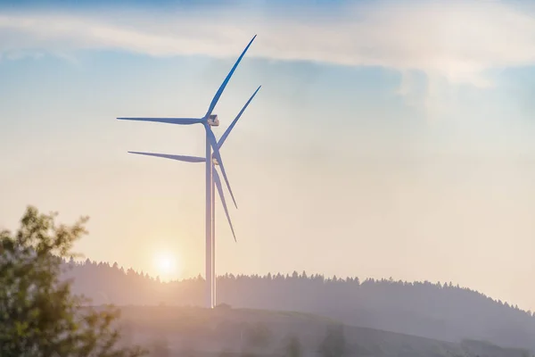 Turbina eólica ao pôr do sol — Fotografia de Stock