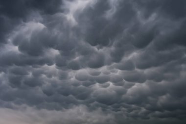 Fırtınadan önce tehditkar mammatus bulutları, fırtınalı gökyüzü, iklim değişikliği ve tahmin edilemez doğa anası.
