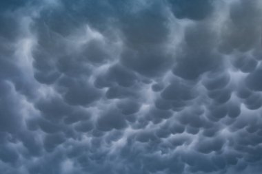 Fırtınadan önce tehditkar mammatus bulutları, fırtınalı gökyüzü, iklim değişikliği ve tahmin edilemez doğa anası.