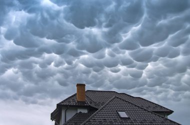 Fırtınadan önce tehditkar mammatus bulutları, fırtınalı gökyüzü, iklim değişikliği ve tahmin edilemez doğa anası.