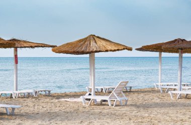 Sahil şezlongları ve şemsiye rezerve edildi..