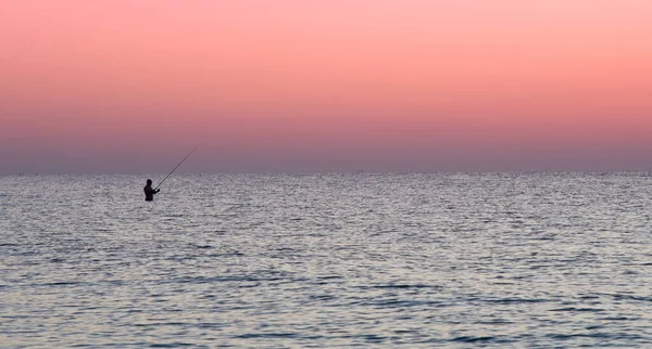 Silueta Unui Pescar Care Pescuiește Timpul Apusului Soare Marea Deschisă — Fotografie, imagine de stoc