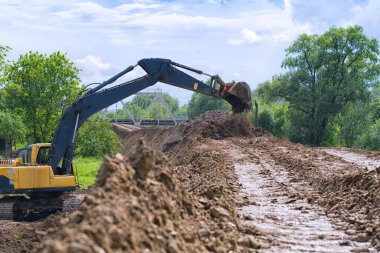  Dniester nehrinin yakınlarında korunaklı bir baraj inşaatında.