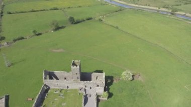 Güzel manzaralı eski kalıntıları Clare Abbey County Clare, İrlanda için. Çürüme eski İrlandalı dini manastırda ile İrlandalı kırsal kırsal.
