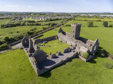 Güzel manzaralı eski kalıntıları Clare Abbey County Clare, İrlanda için. Çürüme eski İrlandalı dini manastırda ile İrlandalı kırsal kırsal.