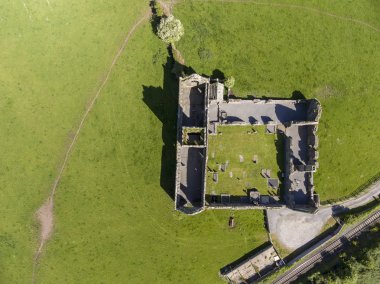 Güzel manzaralı eski kalıntıları Clare Abbey County Clare, İrlanda için. Çürüme eski İrlandalı dini manastırda ile İrlandalı kırsal kırsal.