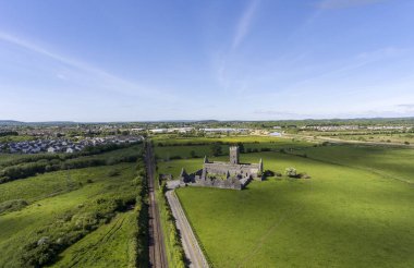 Güzel manzaralı eski kalıntıları Clare Abbey County Clare, İrlanda için. Çürüme eski İrlandalı dini manastırda ile İrlandalı kırsal kırsal.