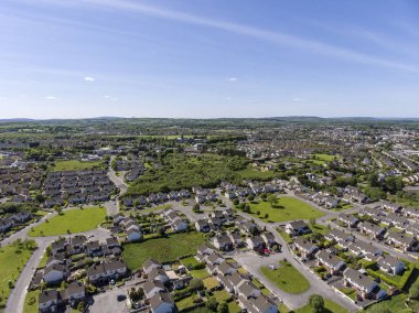 Hava kuşlar gözün dış ennis county clare. Ennis manzarası ile güneşli bir toplu konut.