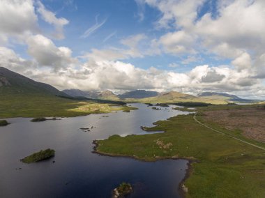 Hava kuşlar doğal görünümü County Galway, İrlanda Connemara Milli Parkı'göz. Güzel İrlandalı kırsal doğası kırsal manzara dağlar mesafe ile.