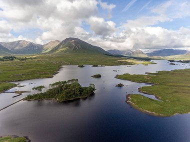 Hava kuşlar doğal görünümü County Galway, İrlanda Connemara Milli Parkı'göz. Güzel İrlandalı kırsal doğası kırsal manzara dağlar mesafe ile.
