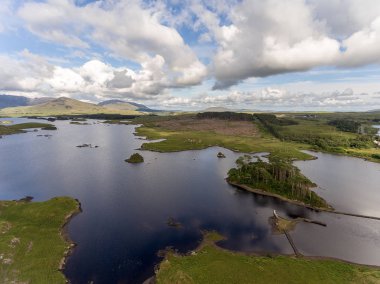 Hava kuşlar doğal görünümü County Galway, İrlanda Connemara Milli Parkı'göz. Güzel İrlandalı kırsal doğası kırsal manzara dağlar mesafe ile.