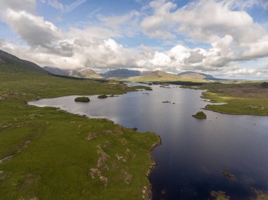 Hava kuşlar doğal görünümü County Galway, İrlanda Connemara Milli Parkı'göz. Güzel İrlandalı kırsal doğası kırsal manzara dağlar mesafe ile.
