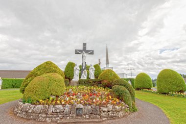 Knock, Mayo, İrlanda - 17th Temmuz 2018: İrlanda'nın Co Mayo, her yıl 1.5 milyon kişi tarafından ziyaret içinde'deki Ulusal Marian tapınak Kutsal Bakire Meryem, bir hayalet sitenin 1879 yılında kurmuşsun..
