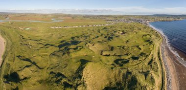 Doğal hava kuşlar lahinch county clare, İrlanda içinde panoramik İrlandalı yataydan göz. güzel lahinch plaj ve yaban Atlantik yol boyunca golf sahası