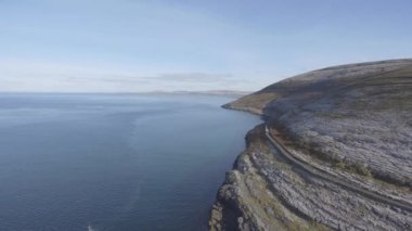 Hava kuşlar burren Milli Parkı görünümünü göz. Unesco Dünya Mirası sit alanı ve küresel geopark geotourism vahşi Atlantik yol boyunca için doğal Turizm peyzaj.