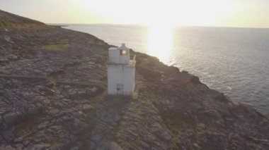 Hava kuşlar burren Milli Parkı görünümünü göz. Unesco Dünya Mirası sit alanı ve küresel geopark geotourism vahşi Atlantik yol boyunca için doğal Turizm peyzaj.