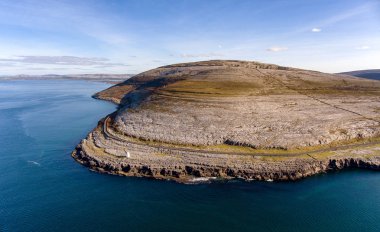 Hava kuşlar burren Milli Parkı görünümünü göz. Unesco Dünya Mirası sit alanı ve küresel geopark geotourism vahşi Atlantik yol boyunca için doğal Turizm peyzaj.