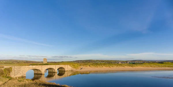 Panoramica volo uccelli occhio irlandese vista paesaggio di lahinch nella contea di Clare Irlanda — Foto Stock