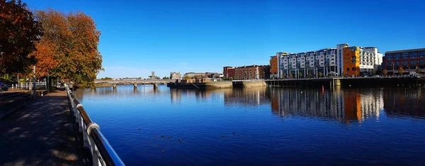 リメリック シティ スカイライン アイルランド 美しいリムリック川都市景観青空晴れた日にシャノン — ストック写真