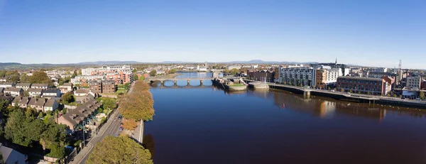 Limerick Irlandia panoramę miasta. limerick piękny miejski gród nad rzeką shannon w słoneczny dzień z błękitnym niebem. — Zdjęcie stockowe