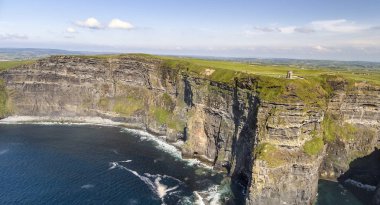 moher county clare İrlanda dünya ünlü kayalıklarla hava görünümünü. Cliffs Moher küresel Geopark yaban Atlantik yolu Unesco site aloing belirlenmiştir. İrlandalı geotourism seyahat cazibe.