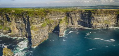 moher county clare İrlanda dünya ünlü kayalıklarla hava görünümünü. Cliffs Moher küresel Geopark yaban Atlantik yolu Unesco site aloing belirlenmiştir. İrlandalı geotourism seyahat cazibe.