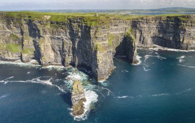 moher county clare İrlanda dünya ünlü kayalıklarla hava görünümünü. Cliffs Moher küresel Geopark yaban Atlantik yolu Unesco site aloing belirlenmiştir. İrlandalı geotourism seyahat cazibe.