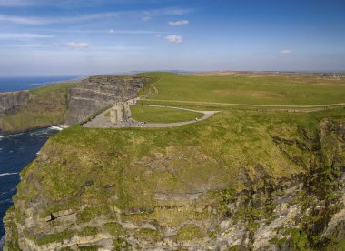 moher county clare İrlanda dünya ünlü kayalıklarla hava görünümünü. Cliffs Moher küresel Geopark yaban Atlantik yolu Unesco site aloing belirlenmiştir. İrlandalı geotourism seyahat cazibe.