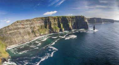 moher county clare İrlanda dünya ünlü kayalıklarla hava görünümünü. Cliffs Moher küresel Geopark yaban Atlantik yolu Unesco site aloing belirlenmiştir. İrlandalı geotourism seyahat cazibe.