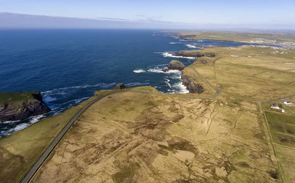 Vue aérienne des oiseaux Loop Head Peninsula landscape, along the wild atlantic way in West Clare Ireland.Loop Head est devenue une destination européenne d'excellence en tourisme aquatique — Photo