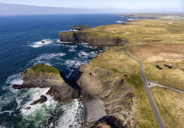 Aves aéreas vista para os olhos Loop Head Peninsula paisagem, ao longo da maneira atlântica selvagem em West Clare Ireland.Loop Head tornou-se um destino europeu de excelência em turismo aquático — Fotografia de Stock